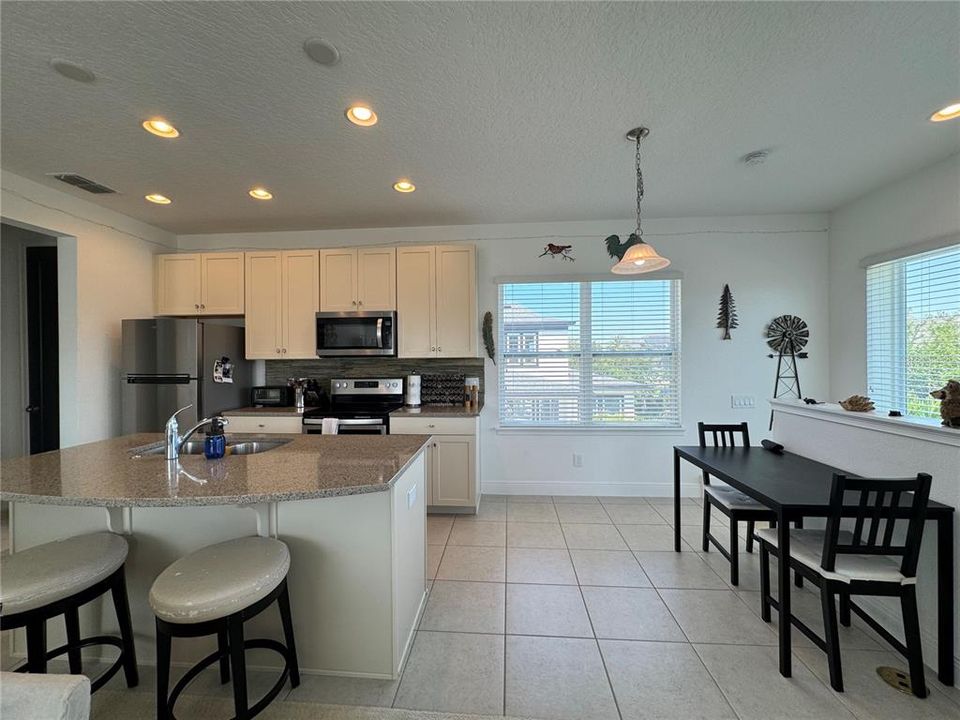 Active With Contract: $1,650 (1 beds, 1 baths, 845 Square Feet)