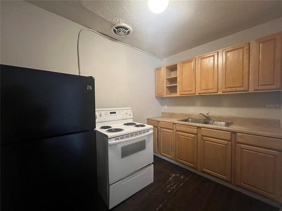 Active With Contract: $1,200 (2 beds, 1 baths, 667 Square Feet)