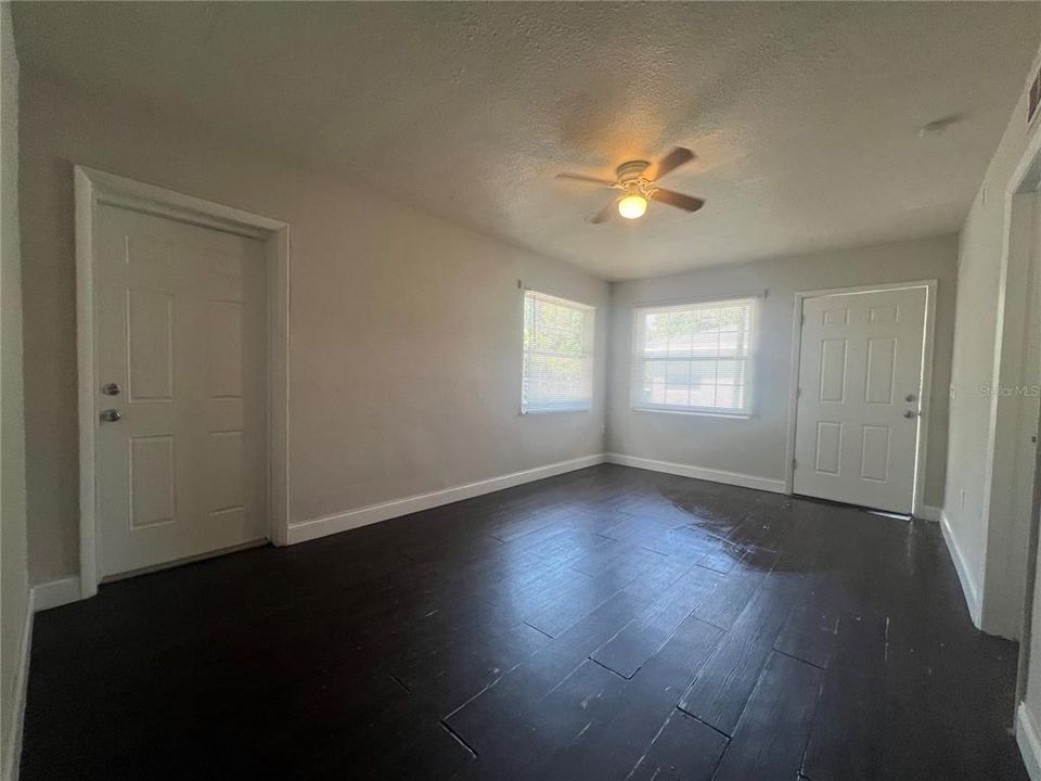 Active With Contract: $1,200 (2 beds, 1 baths, 667 Square Feet)