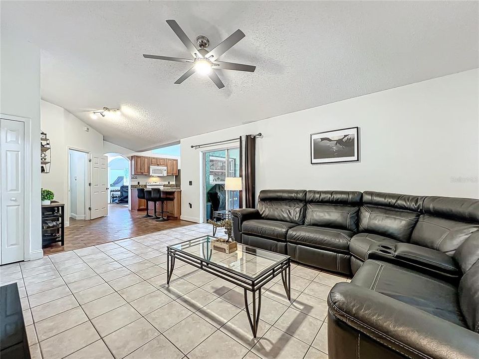 Active With Contract: $339,900 (3 beds, 2 baths, 1733 Square Feet)