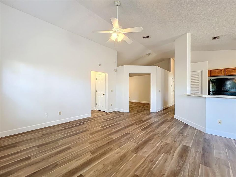 Active With Contract: $378,000 (3 beds, 2 baths, 1690 Square Feet)