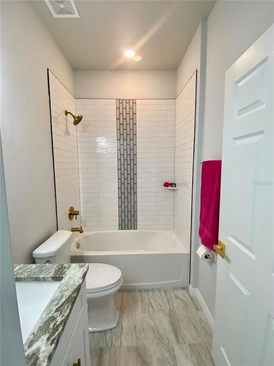 hall bath with tiled tub/shower combo