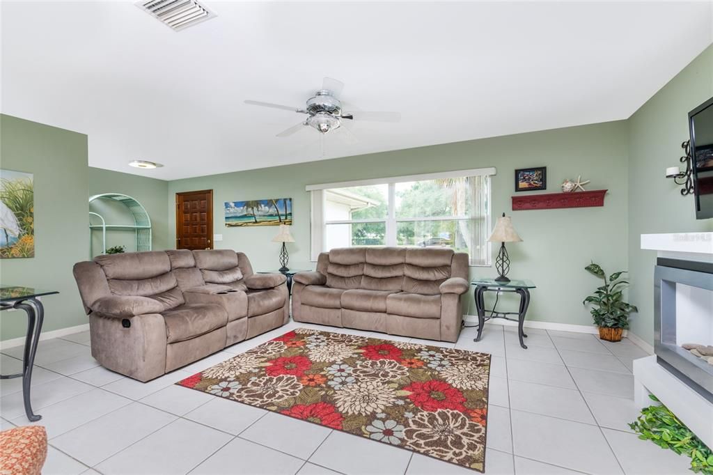 For Sale: $350,000 (3 beds, 2 baths, 1552 Square Feet)