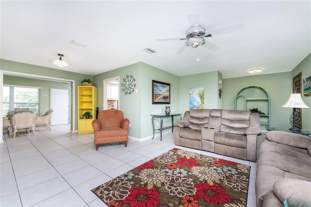 Active With Contract: $350,000 (3 beds, 2 baths, 1552 Square Feet)