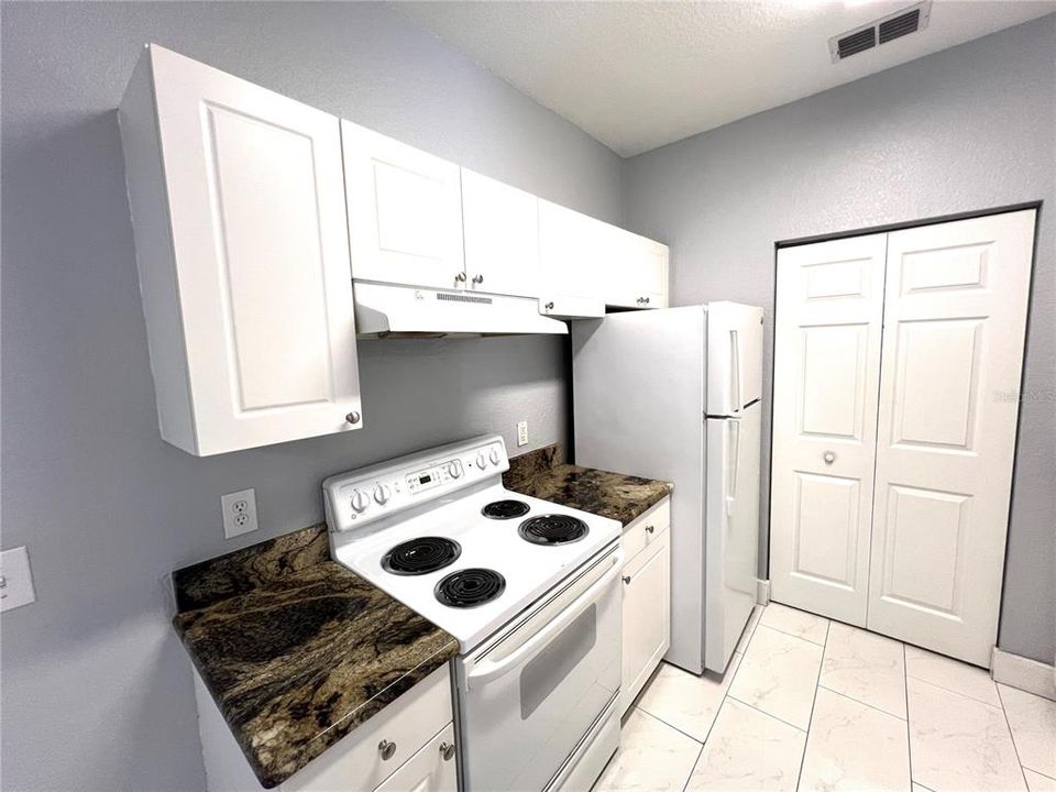 For Sale: $235,000 (2 beds, 2 baths, 1106 Square Feet)