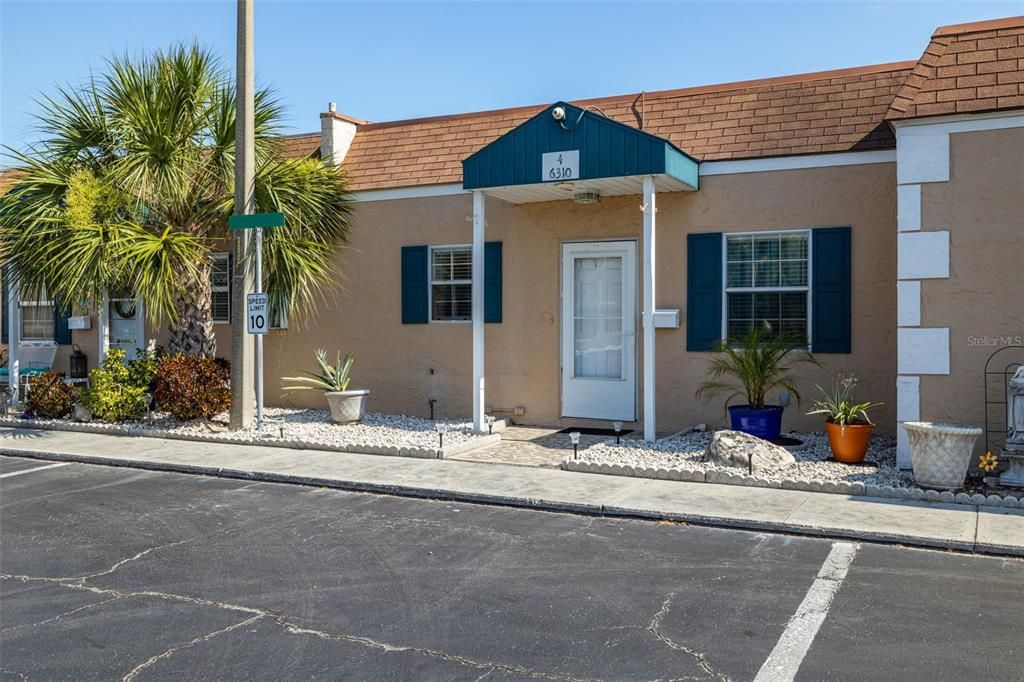 Location!  Location!  Location! Renovated, open concept 1 bed/1 bath in the heart of downtown New Port Richey