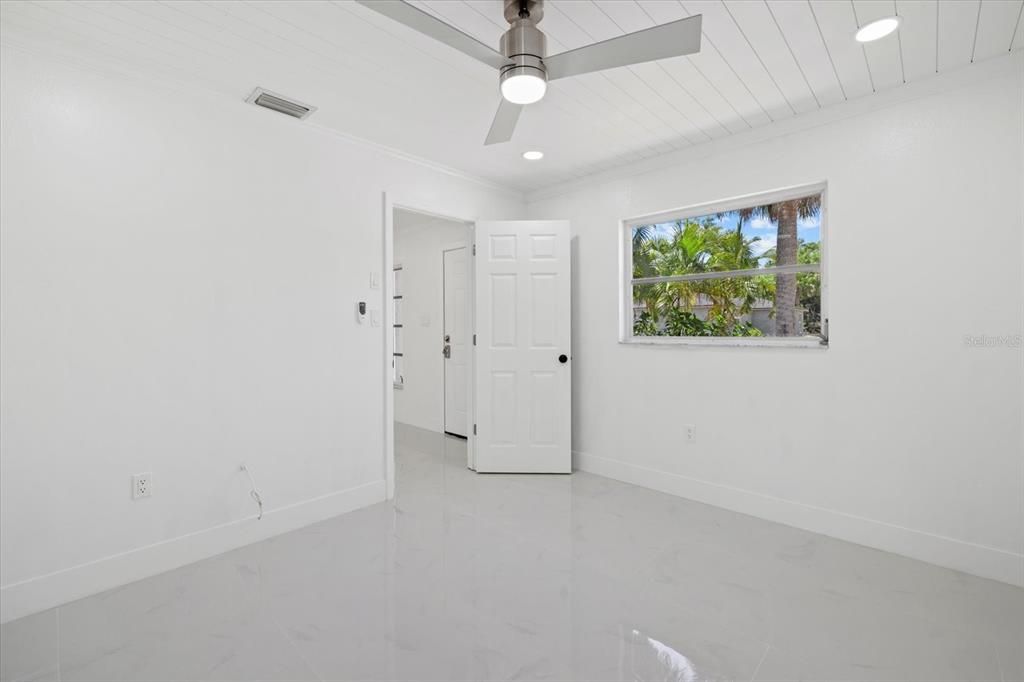 For Sale: $285,000 (2 beds, 2 baths, 1034 Square Feet)