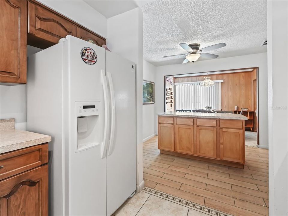 For Sale: $199,900 (2 beds, 2 baths, 988 Square Feet)