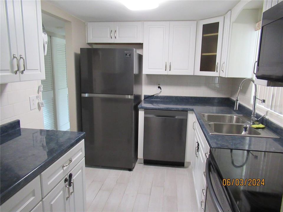 For Sale: $165,000 (2 beds, 2 baths, 862 Square Feet)