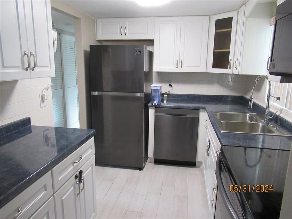 For Sale: $165,000 (2 beds, 2 baths, 862 Square Feet)