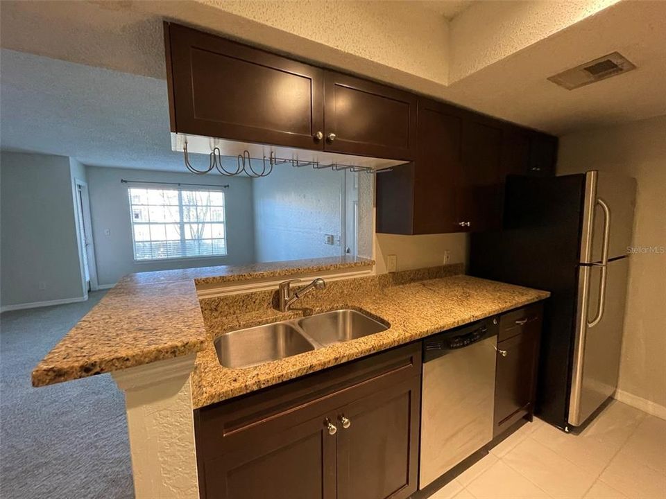 Active With Contract: $1,400 (1 beds, 1 baths, 642 Square Feet)
