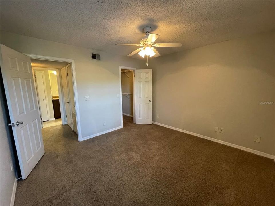Active With Contract: $1,400 (1 beds, 1 baths, 642 Square Feet)