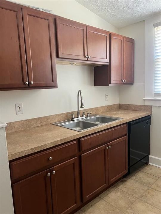 For Rent: $1,900 (2 beds, 2 baths, 800 Square Feet)