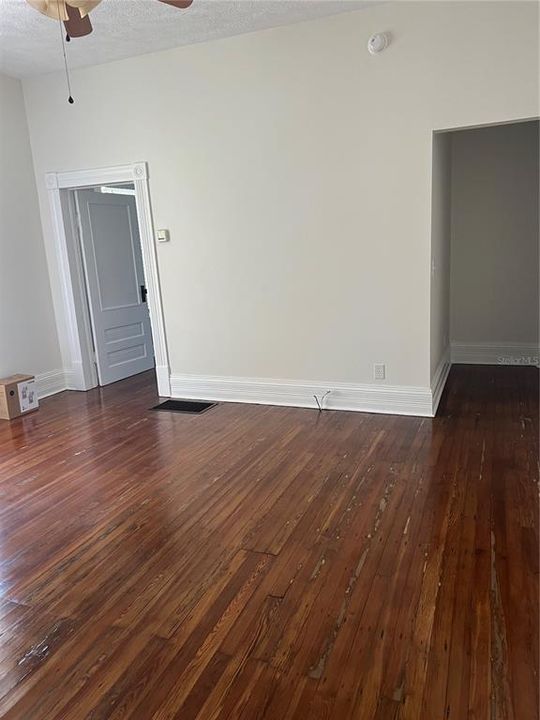 For Rent: $1,900 (2 beds, 2 baths, 800 Square Feet)