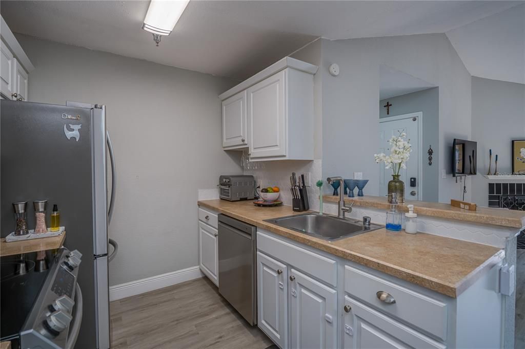 Active With Contract: $189,900 (1 beds, 1 baths, 742 Square Feet)