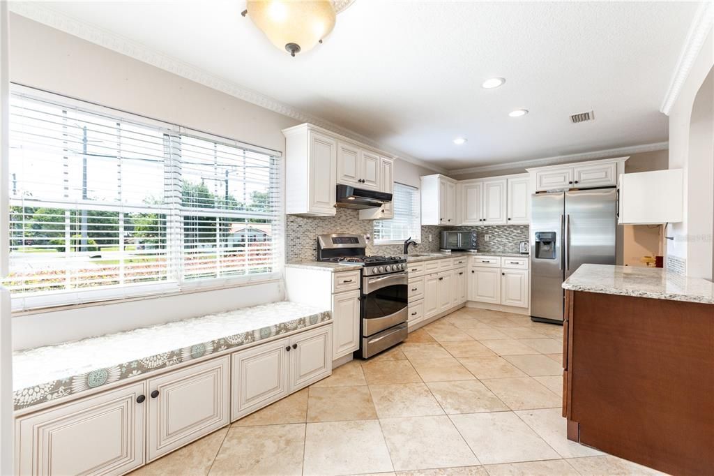 For Sale: $399,900 (4 beds, 2 baths, 2581 Square Feet)