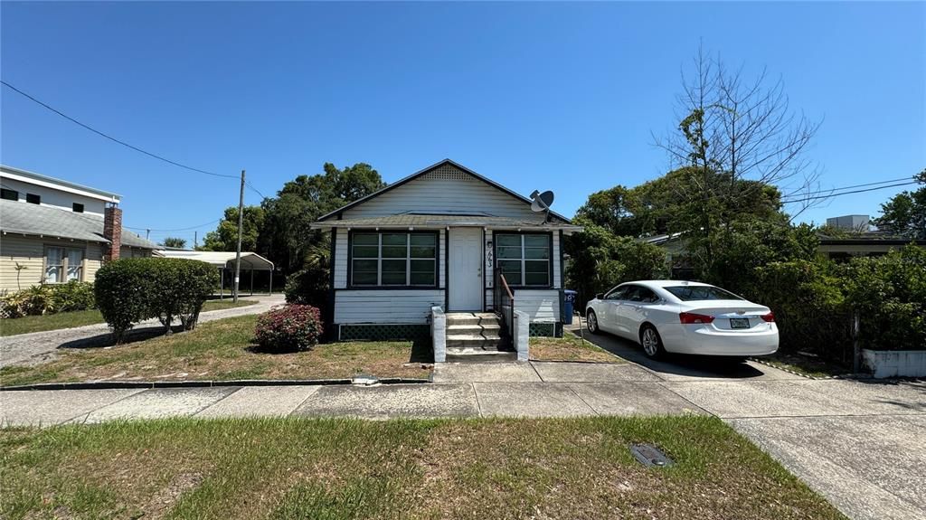 Active With Contract: $380,000 (2 beds, 1 baths, 899 Square Feet)