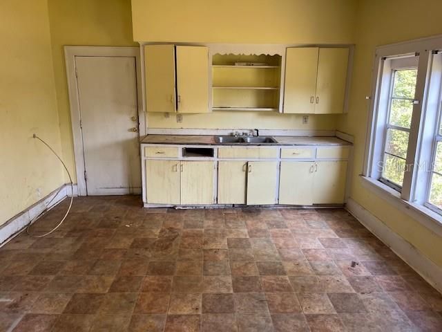 Active With Contract: $79,900 (2 beds, 1 baths, 912 Square Feet)