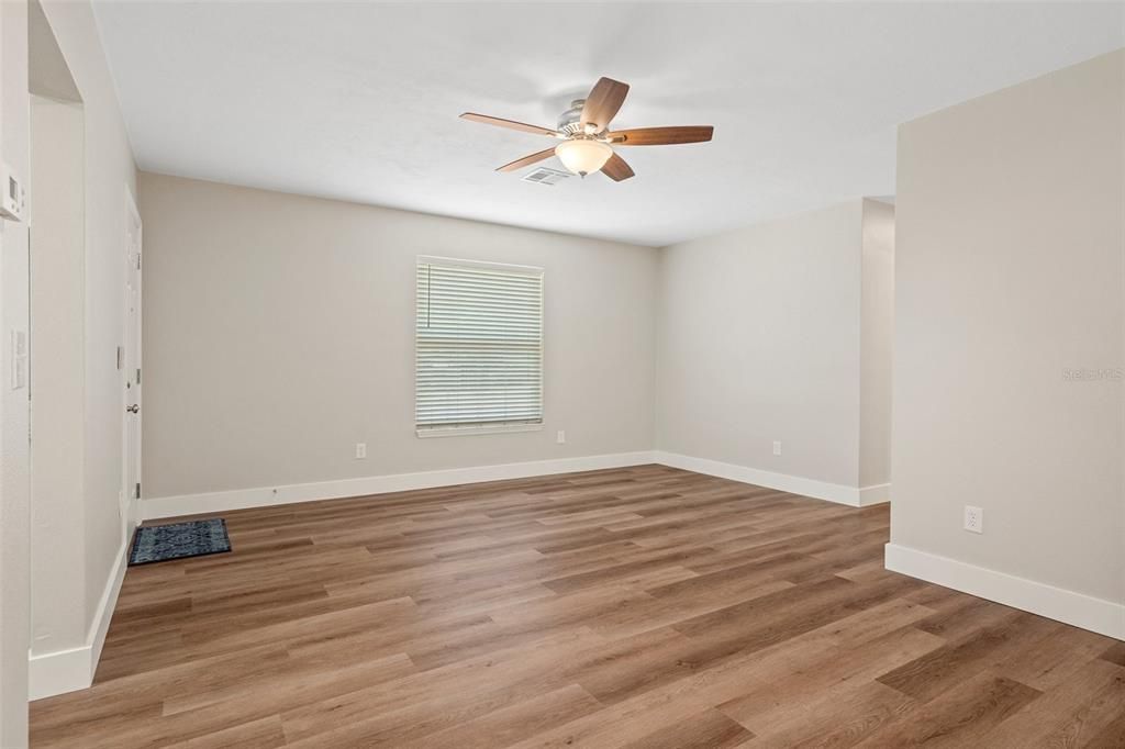For Sale: $220,000 (2 beds, 1 baths, 880 Square Feet)