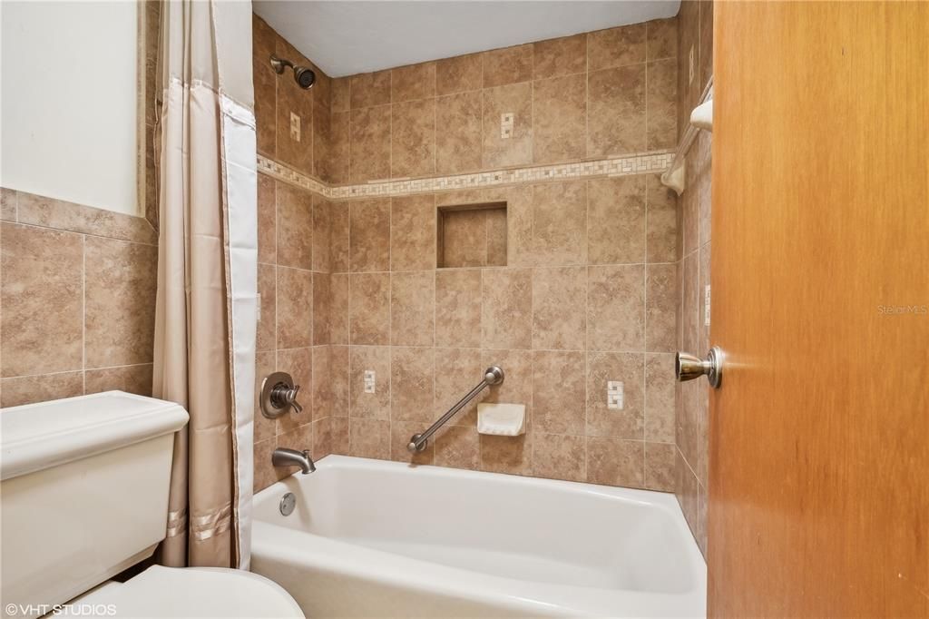 Недавно продано: $360,000 (4 спален, 2 ванн, 1936 Квадратных фут)