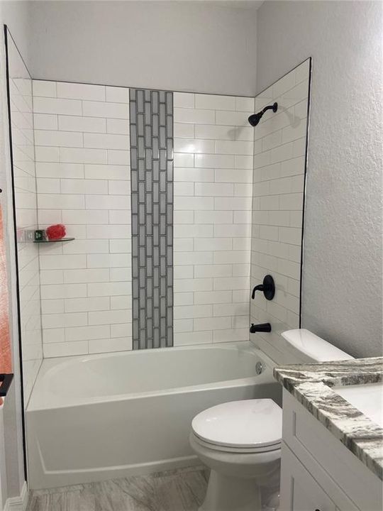 hall bath with tiled tub/shower combo