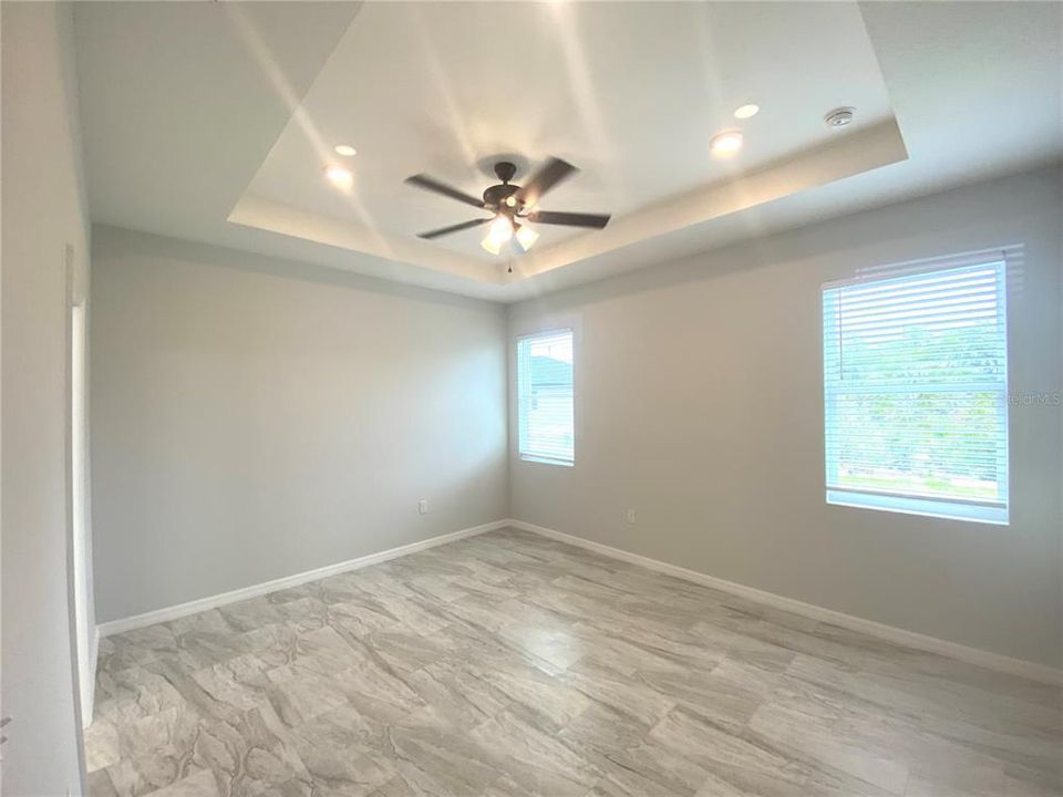 primary bedroom, tray ceiling, recessed lights