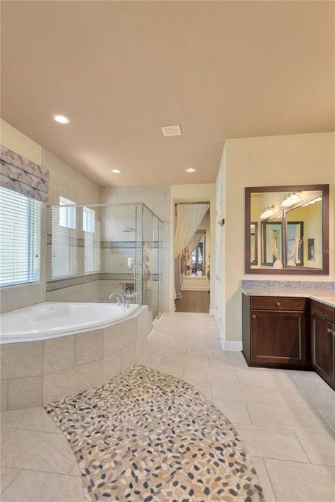 The tile accent is so inviting to the tub.