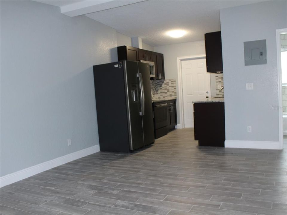 Active With Contract: $1,300 (2 beds, 1 baths, 700 Square Feet)