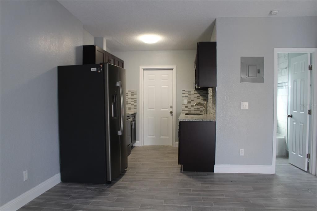 Active With Contract: $1,300 (2 beds, 1 baths, 700 Square Feet)