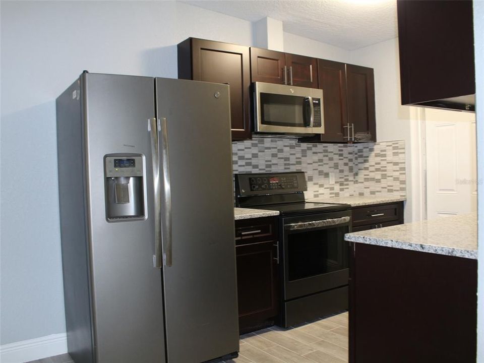 Active With Contract: $1,300 (2 beds, 1 baths, 700 Square Feet)