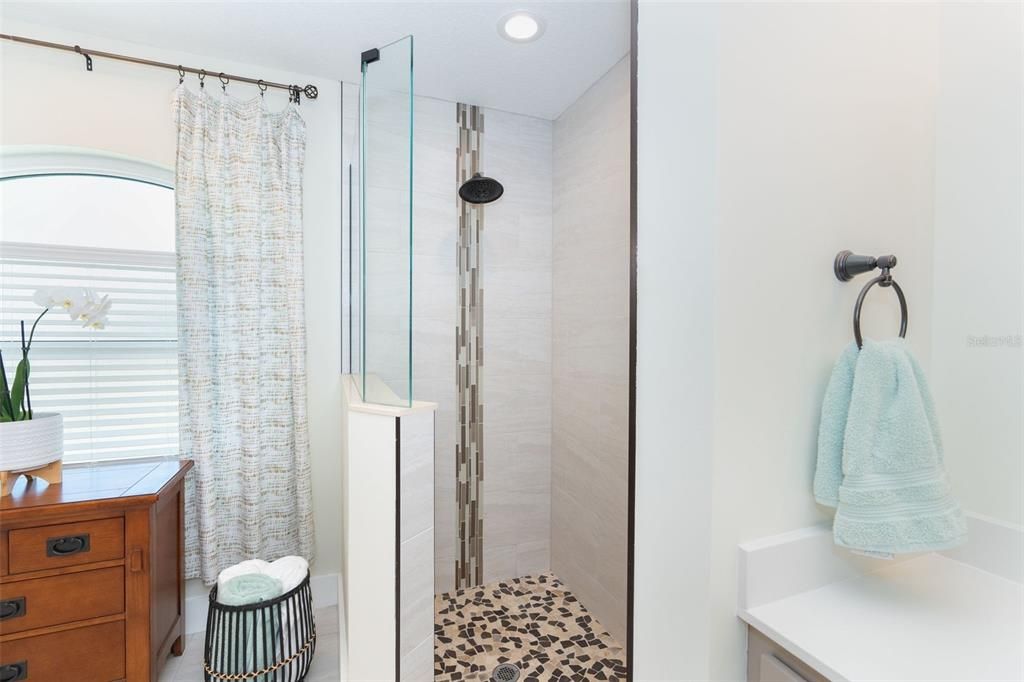 Walk-in shower w/rain shower head