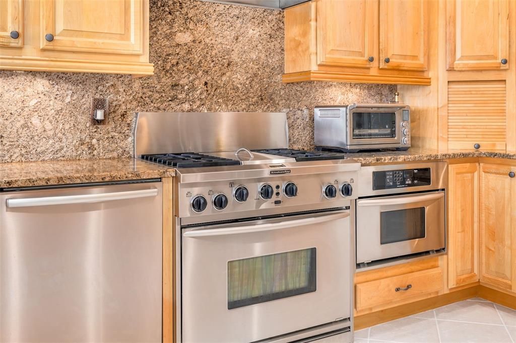 Six burner gas range with griddle feature in the center