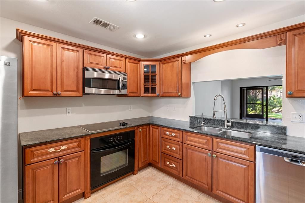 Active With Contract: $258,000 (2 beds, 2 baths, 1075 Square Feet)