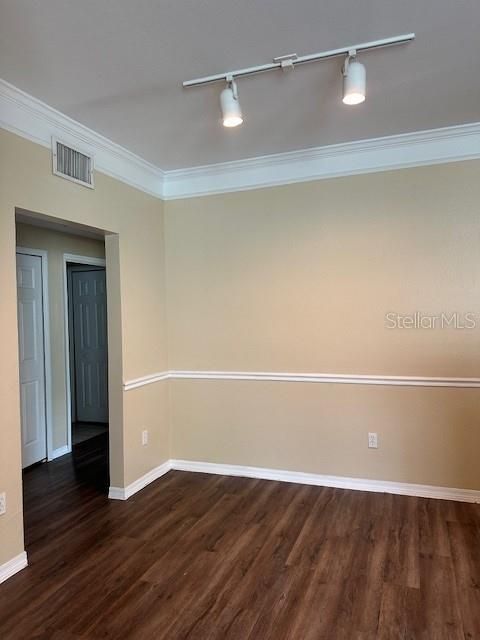 Active With Contract: $1,450 (1 beds, 1 baths, 885 Square Feet)