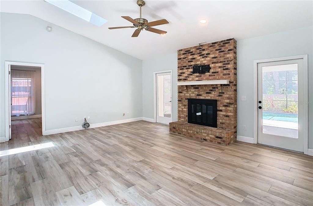 Active With Contract: $600,000 (4 beds, 2 baths, 2238 Square Feet)