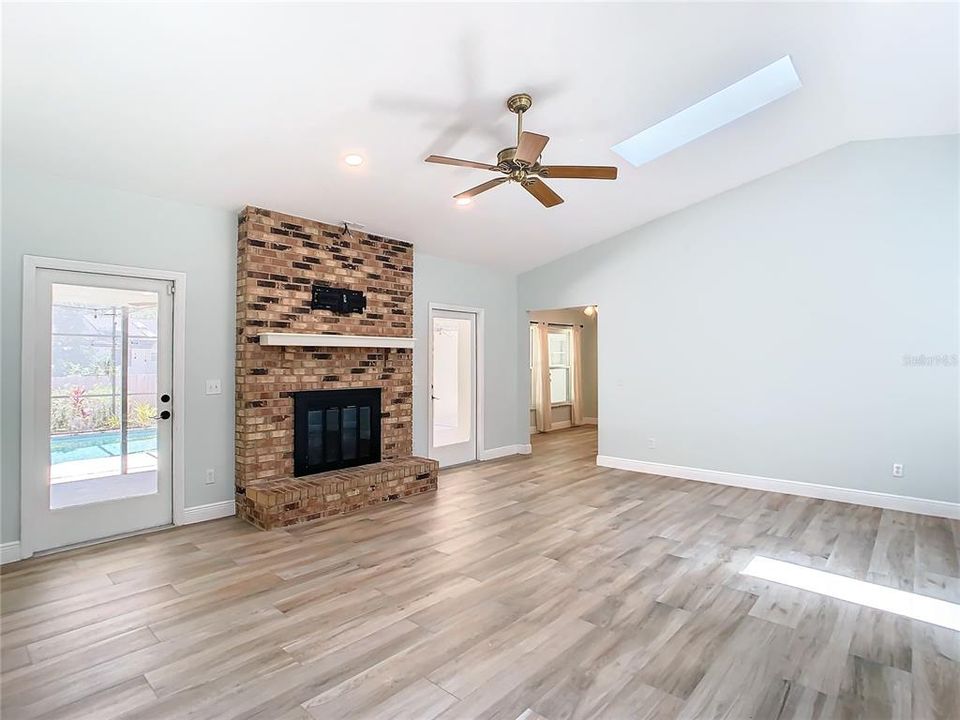 Active With Contract: $600,000 (4 beds, 2 baths, 2238 Square Feet)