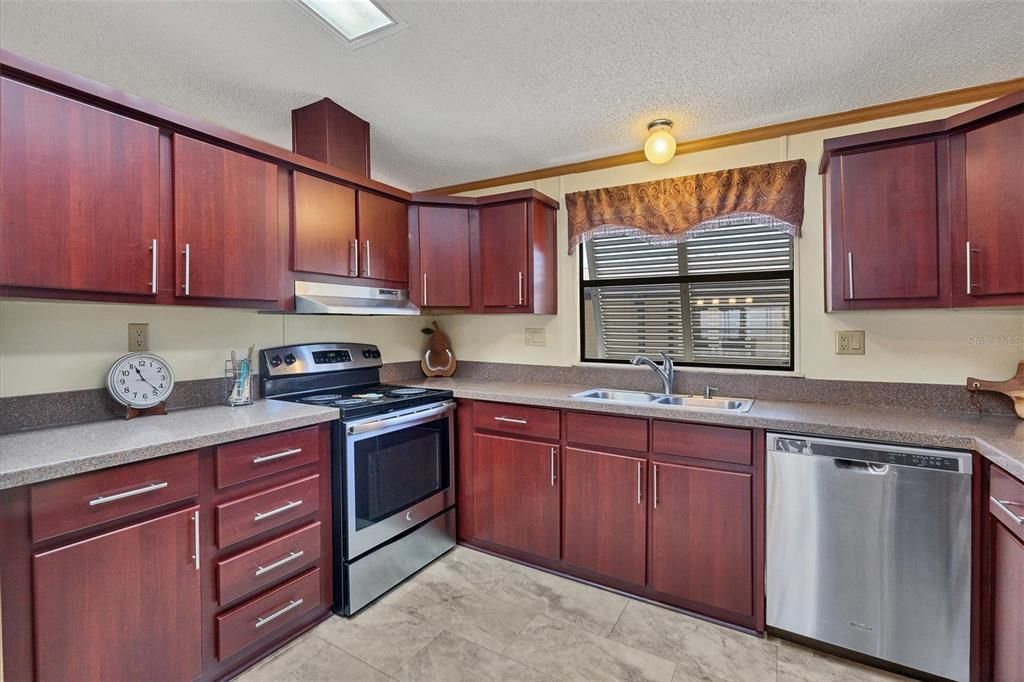 For Sale: $219,300 (2 beds, 2 baths, 1351 Square Feet)