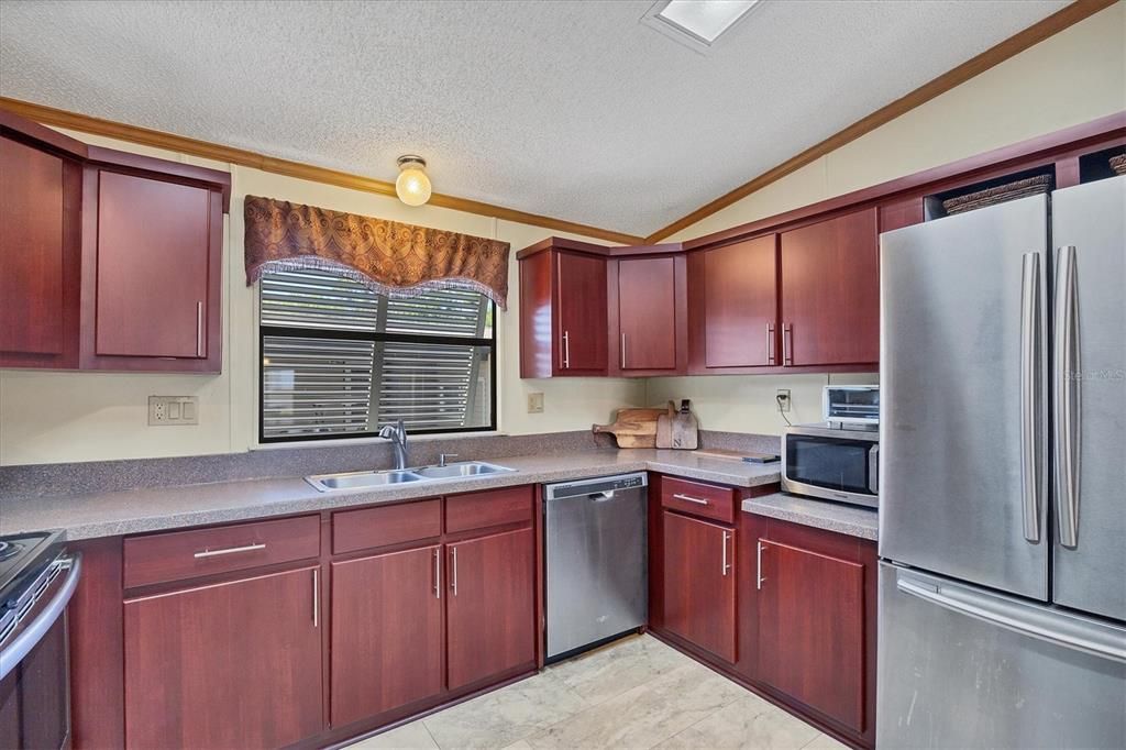 For Sale: $219,300 (2 beds, 2 baths, 1351 Square Feet)