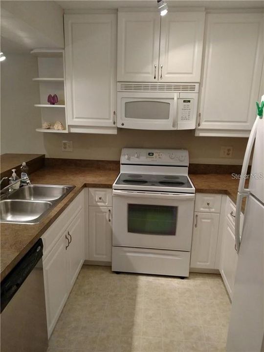For Rent: $1,950 (2 beds, 2 baths, 888 Square Feet)