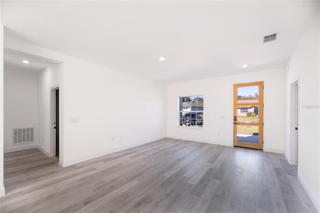 Activo con contrato: $299,900 (4 camas, 2 baños, 1630 Pies cuadrados)