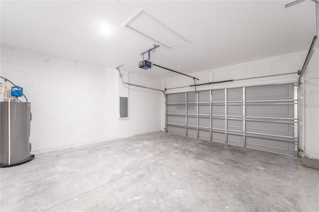 Activo con contrato: $299,900 (4 camas, 2 baños, 1630 Pies cuadrados)