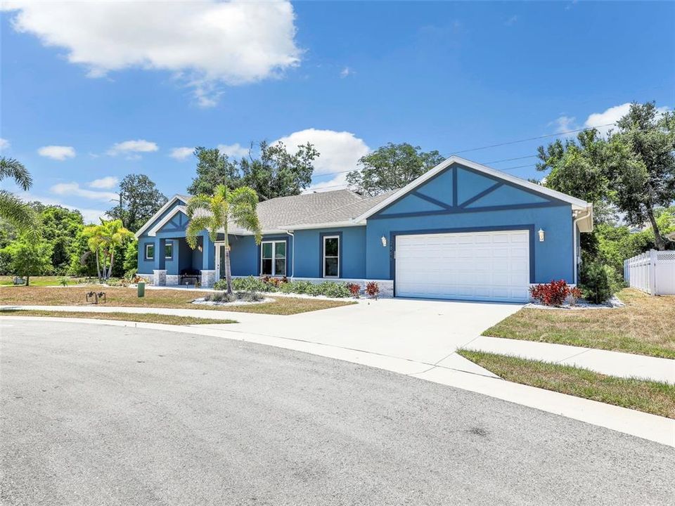 For Sale: $799,900 (3 beds, 2 baths, 2295 Square Feet)