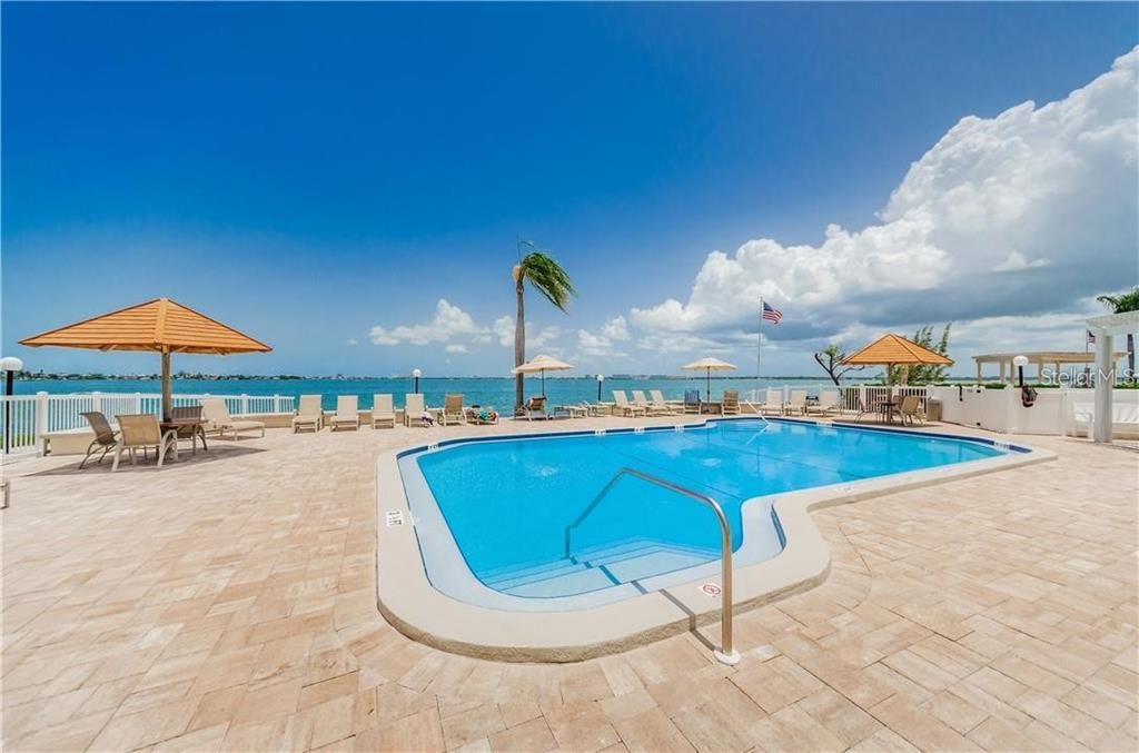 Solar Heated Pool right on Boca Ciega Bay