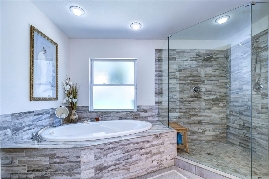 Wonderful soaking tub!