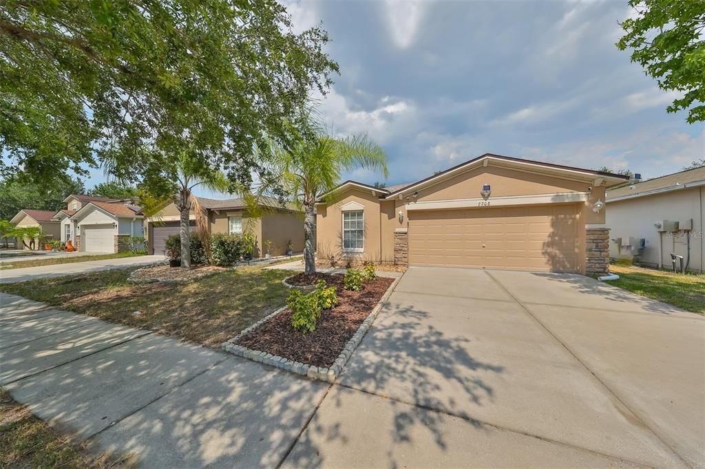 Active With Contract: $324,900 (3 beds, 2 baths, 1482 Square Feet)