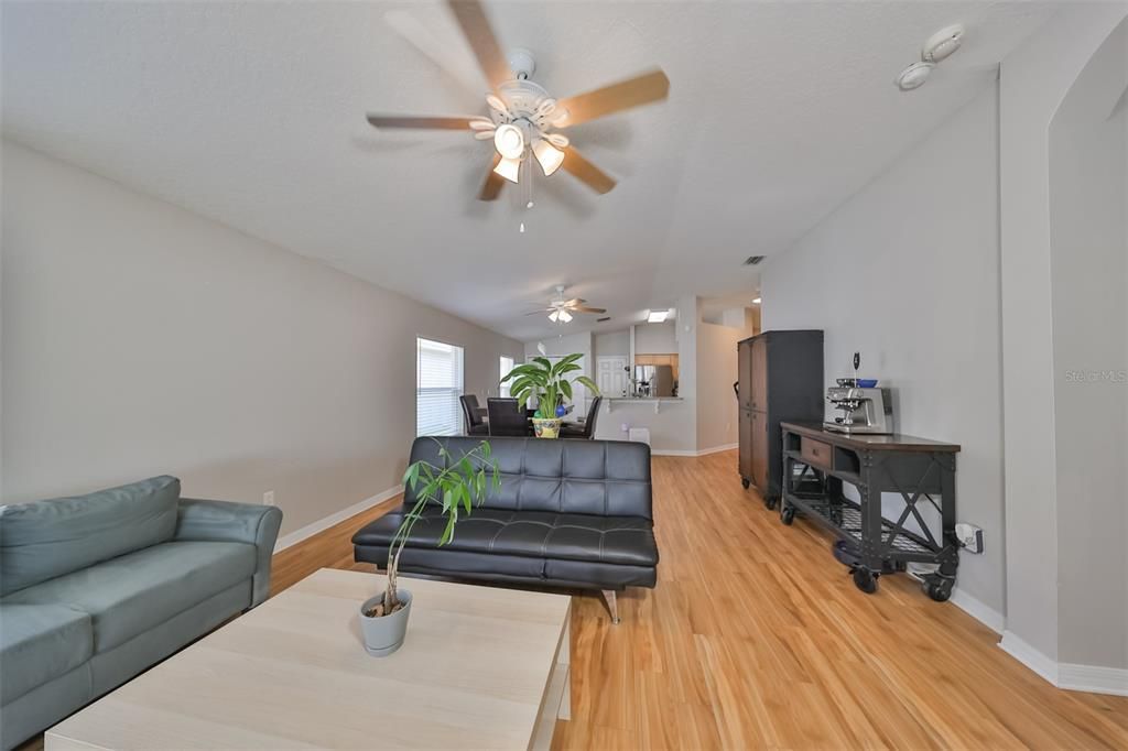 Active With Contract: $324,900 (3 beds, 2 baths, 1482 Square Feet)