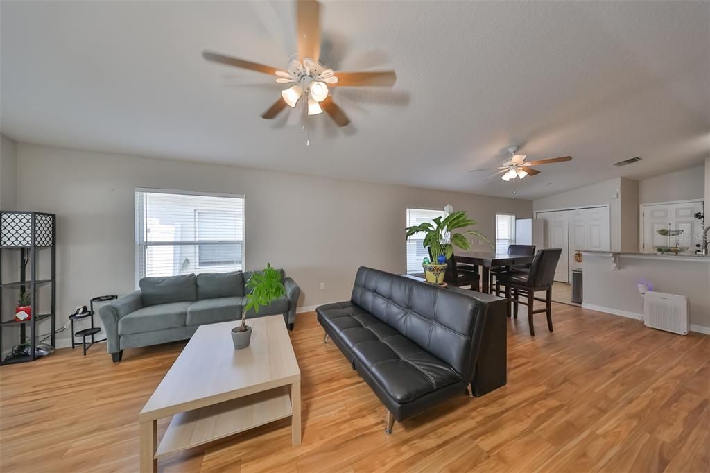 Active With Contract: $324,900 (3 beds, 2 baths, 1482 Square Feet)