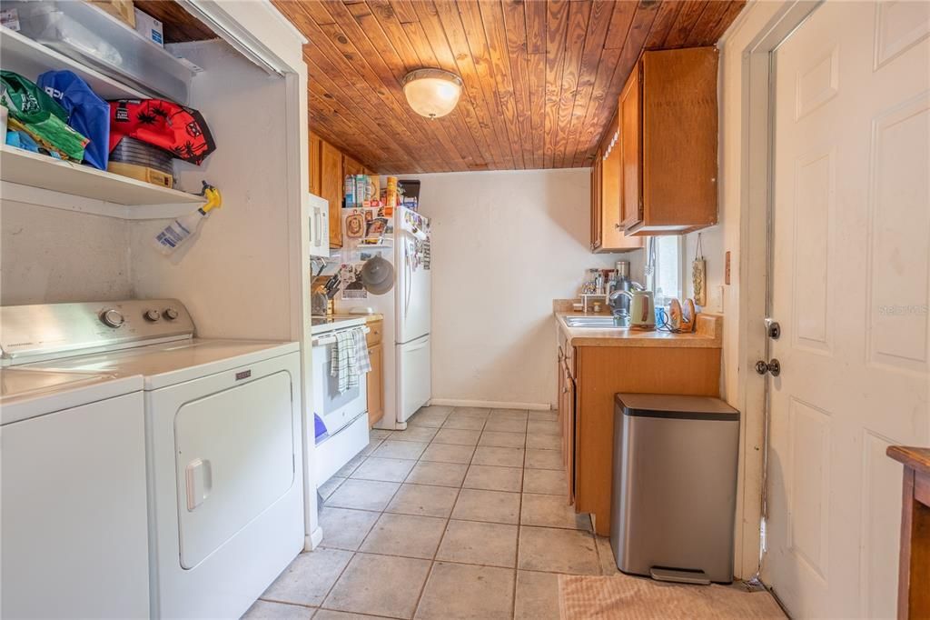 For Sale: $209,000 (3 beds, 1 baths, 880 Square Feet)