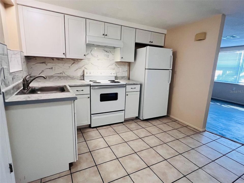 Active With Contract: $209,900 (3 beds, 1 baths, 884 Square Feet)