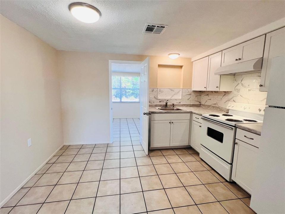 Active With Contract: $209,900 (3 beds, 1 baths, 884 Square Feet)